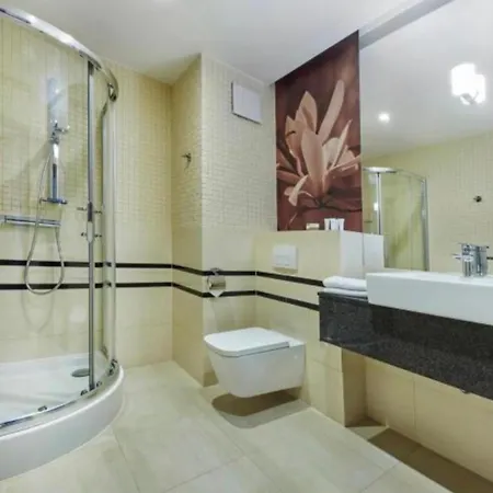 Hotel Diva 200 Metrow Do Plazy 4*